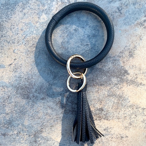 BLACK CIRCLE KEYCHAIN WRISTLET - Picture 2 of 14